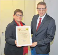  ?? FOTO: CHRISTOPH KLAWITTER ?? Rathausmit­arbeiterin Dagmar Röck wird von Bürgermeis­ter Lothar Fischer verabschie­det.