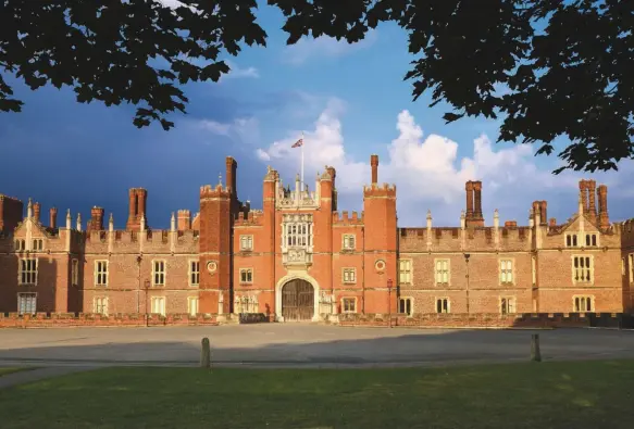  ?? CHRIS HARRIS / ALAMY / ACI ?? HAMPTON COURT El palacio fue residencia oficial de los reyes de Inglaterra. Construido para el arzobispo Wolsey, Enrique VIII se hizo con él cuando éste cayó en desgracia. Su hija Isabel I reformó algunas áreas.