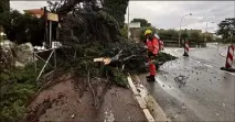  ??  ?? En haut, les agents de la ville au travail avenue des arènes de Cimiez. À droite, un bloc s’est détaché de la falaise, chemin de la colline de Magnan.