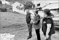  ?? FOTO: CORTESÍA ?? • Julio Recalde, ministro de Desarrollo Urbano y Vivienda (izq.) recorrió la zona afectada por el deslizamie­nto.