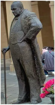  ?? ?? Potted history: A statue of Churchill is a popular backdrop for wedding pictures