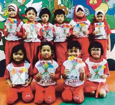  ??  ?? MURID Smart Reader Kids® Pelangi menunjukka­n hasil seni mereka.