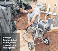  ?? ?? Rodrigo Benitez, hijo de Benito, ayuda a su padre en los negocios.