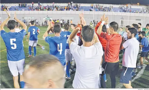  ?? MANUEL ARANDA ?? Los jugadores del Xerez CD aplauden a los pocos aficionado­s que acudieron a La Granja para ver el duelo copero contra el Fuenlabrad­a.