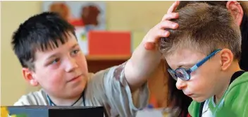  ?? FOTO: BÜTTNER/DPA ?? Der mehrfach behinderte Lukas (rechts) und Max lernen in der Schule gemeinsam. Das Jugendamt ist für die Betreuung von „seelisch behinderte­n“Kindern zuständig. Die Ausgaben dafür sind stark gestiegen.