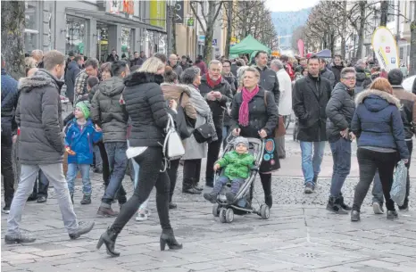  ?? FOTO: SIMON SCHNEIDER/ARCHIV ?? So dicht gedrängt wird es in Tuttlingen am 24. Dezember nicht zugehen. Die meisten Geschäfte bleiben zu.