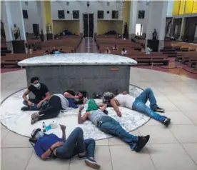  ?? AFP ?? Manifestan­tes contra el gobierno de Daniel Ortega se refugian durante las noches en la Catedral de Managua.