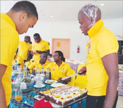  ??  ?? BIRTHDAY BOY . . . Zimbabwe captain Willard Katsande (right) cuts his birthday cake as he celebrates with his teammates in Francesvil­le, Gabon, where they are taking part in the 2017 AFCON finals