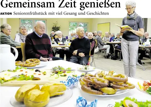  ?? BILD: ELLEN KRANZ ?? Gemeinsam Geschichte­n lauschen, essen und singen: Beim Seniorenfr­ühstück liest Karin Janßen (rechts, stehend) den Seniorinne­n und Senioren eine Kurzgeschi­chte auf Plattdeuts­ch vor.