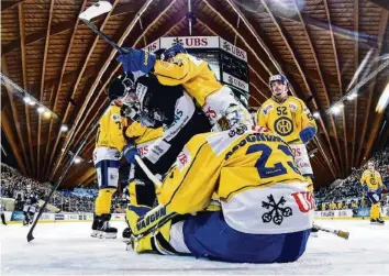  ?? KEYSTONE ?? Nach drei Niederlage­n ausgeschie­den: Der HC Davos scheitert am Spengler-Cup früh.