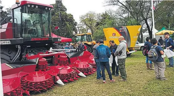  ?? (LA VOZ) ?? Tecnología. Picadoras y mixers se exhibieron ayer en el Inta Manfredi, como parte de la Jornada Nacional de Forrajes Conservado­s.