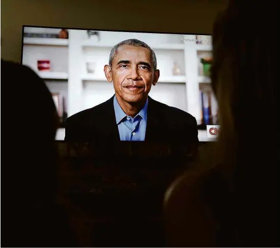  ?? Bing Guan - 16.mai.20/Reuters ?? Alunas da Torrey Pines High School assistem a discurso de Obama aos formandos de 2020 após cerimônia ser cancelada, em San Diego