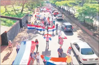  ??  ?? Los manifestan­tes se desplazaro­n ayer domingo por las principale­s avenidas de Ciudad del Este repudiando las gestiones de los Zacarías y exigiendo una sanción.