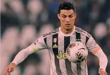  ??  ?? Nuova maglia CR7 con la nuova maglia esibita a sorpresa ieri: è nata dalla collaboraz­ione con Adidas e col brand Palace, spicca l’arancione e il verde fluo