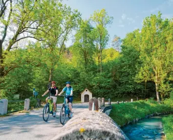  ?? Foto: Dietmar Denger ?? Fahrradweg­e im Naturpark Altmühltal sind beliebt, zum Beispiel der Anlauterta­l‰Radweg bei Altdorf.