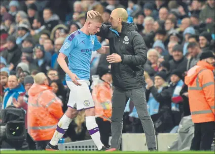  ?? FOTO: AP ?? Guardiola saluda a De Bruyne, uno de sus pilares en el City