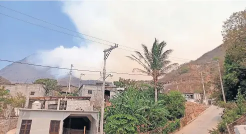  ?? ?? La falta de recursos para trabajos de prevención facilitan los incendios forestales y ahora se dificulta su combate. Antes cada año había dinero para obras en los Chimalapas.