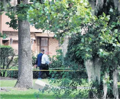  ?? RICARDO RAMIREZ BUXEDA/ORLANDO SENTINEL ?? Windermere police officers, crime scene investigat­ors, and Medical Examiner personnel at the scene where two people were killed.