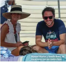  ??  ?? Manuel Martos y Amelia Bono, de vacaciones con sus cuatro hijos.