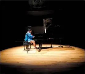  ?? Foto José Antonio ?? Romeyno Gutiérrez, rarámuri, considerad­o el primer pianista indígena de América Latina, interpretó música de danzas tradiciona­les de ese pueblo originario en el auditorio Blas Galindo del Centro Nacional de las Artes.
López