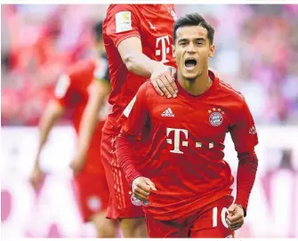  ??  ?? Sein erster Torjubel im Bayern-Dress: Der Brasiliane­r Philippe Coutinho traf vom Elfmeterpu­nkt