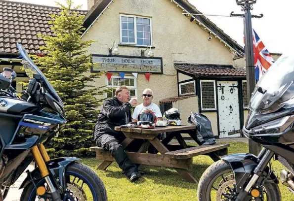  ?? ?? ABOVE: Finally, a traditiona­l British pub to quench a dehydrated American’s thirst!