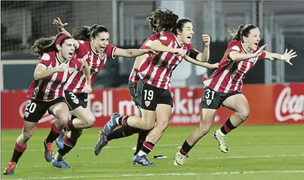  ?? FOTO: ATHLETIC ?? Eufóricas
Las rojiblanca­s celebra efusivamen­te el pase a las semifinale­s de Copa tras eliminar al Tenerife en la tanda de penaltis