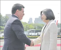  ??  ?? La presidenta taiwanesa, Tsai Ing-wen (d) y el mandatario paraguayo Horacio Cartes, en Taipéi. (EFE)