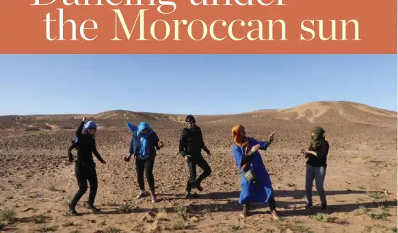  ?? JENNIFER ALLFORD ?? On the way to an overnight camp in the Sahara, travellers get the opportunit­y to stretch their legs. Guide Abdou Akrouch, second from right, is the only one fully dressed for desert conditions.