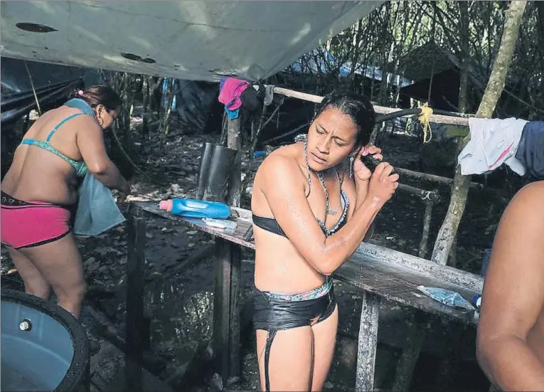  ??  ?? En el campamento de La Elvira, los hombres y mujeres de las FARC comparten la zona de aseo diario