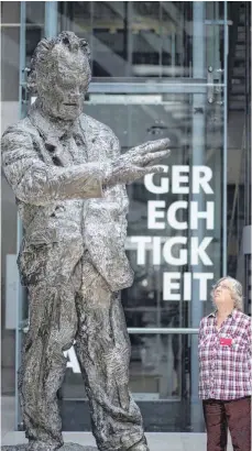  ?? FOTO: IMAGO ?? Statue von Willy Brandt: Bei einem SPD-Debattenca­mp am kommenden Wochenende in Berlin geht es um die Zukunft der Partei.