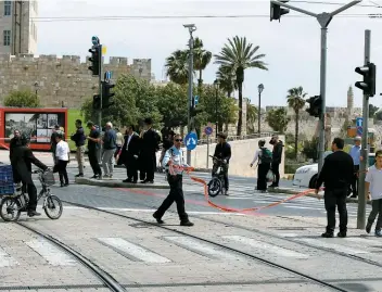  ??  ?? L’assaillant a été arrêté par les forces de l’ordre sur les lieux du drame. Selon les autorités, le Palestinie­n, un homme de 57 ans, est «très dérangé mentalemen­t».