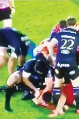  ??  ?? Gouging? Francois Louw’s hand goes into the face of Marco Fuser