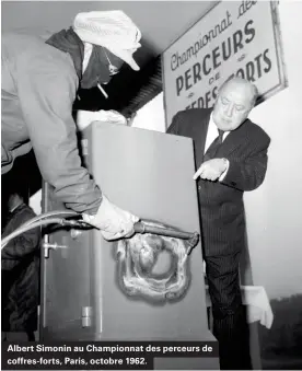  ??  ?? Albert Simonin au Championna­t des perceurs de coffres-forts, Paris, octobre 1962.