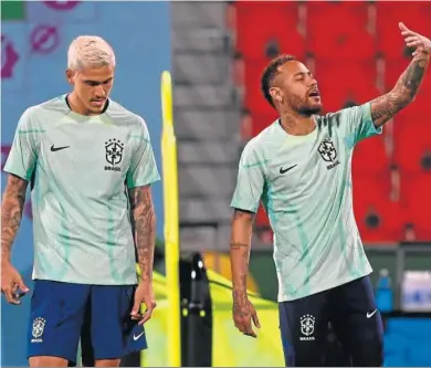  ?? NEIL HALL / EFE ?? Neymar, junto a Pedro, bromea en un momento del último entrenamie­nto de Brasil antes de jugar frente a Serbia.