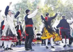  ?? ?? Miembros de la Asociación de Folklore Santa Lucía. ▷