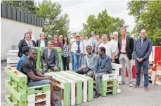  ?? FOTO: DANIELA BITTNER ?? Möbel für die LEA haben die Neuntkläss­ler der Röhlinger Schule aus Paletten gebaut.