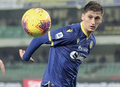  ??  ?? Personaggi/2 Sopra Marash Kumbulla, 20 anni, albanese, difensore che milita nel Verona e che è seguito da alcuni dei più importanti club italiani, Lazio compresa. A sinistra il direttore sportivo della società biancocele­ste Igli Tare, albanese pure lui, 46 anni