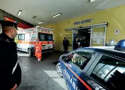  ??  ?? In carcere In alto, uno dei corridoi dei padiglioni del penitenzia­rio di Poggioreal­e , qui sopra, i carabinier­i in ospedale dal profession­ista rapinato