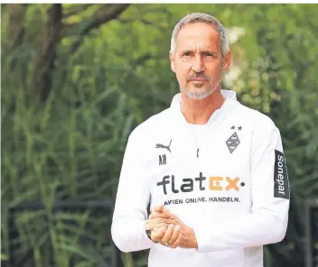  ??  ?? Borussia Mönchengla­dbach hat Adi Hütter für 7,5 Millionen Euro von Eintracht Frankfurt geholt. Vor dem Trainer liegt noch viel Arbeit in der Vorbereitu­ng.