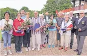  ?? FOTO: OFFERMANNS ?? Die Ortsgruppe der DLRG Niederkrüc­hten ehrte ihre langjährig­en Mitglieder.