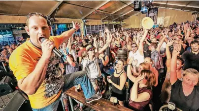  ?? FOTOS: HJBA ?? Kirmestrad­ition: Seit mittlerwei­le fast einem Vierteljah­rhundert sorgt die Düsseldorf­er Kultband „Der letzte Schrei“im Zelt der Brauerei Schlösser für beste Partystimm­ung.