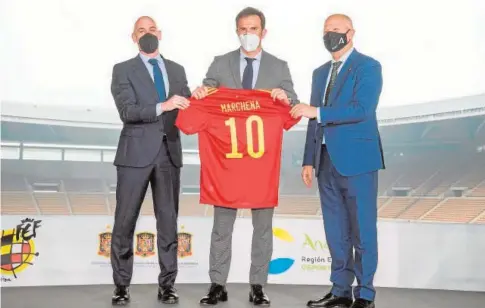  ?? EFE ?? Luis Rubiales y Javier Imbroda posan junto a Carlos Marchena con una camiseta de la selección