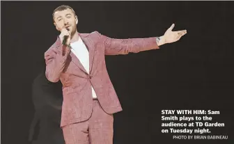  ?? phoTobybri­AnbAbineAu ?? StaY With him: Sam Smith plays to the audience at tD Garden on tuesday night.