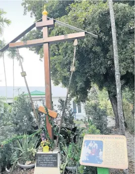  ?? LINDA ROBERTSON lrobertson@MiamiHeral­d.com ?? A cross in the garden at St. Vladimir Russian Orthodox Church memorializ­es the Russian royal family and others who suffered religious persecutio­n after the Russian Revolution in 1917.