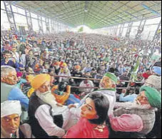  ?? HT PHOTO ?? BKU leader Rakesh Tikait along with others during a kisan mahapancha­yat in Karnal on Sunday.