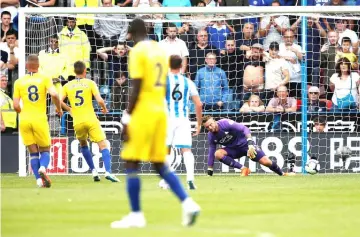  ??  ?? Chelsea’s Jorginho scores their second goal from the penalty spot. — Reuters photo