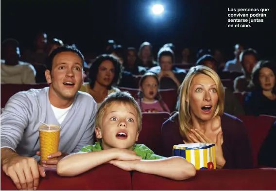  ??  ?? Las personas que convivan podrán sentarse juntas en el cine.