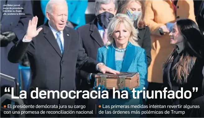  ?? MICHAEL REYNOLDS / EFE ?? Joe Biden jura el cargo de presidente, mientras su mujer, Jill, sostiene la Biblia.