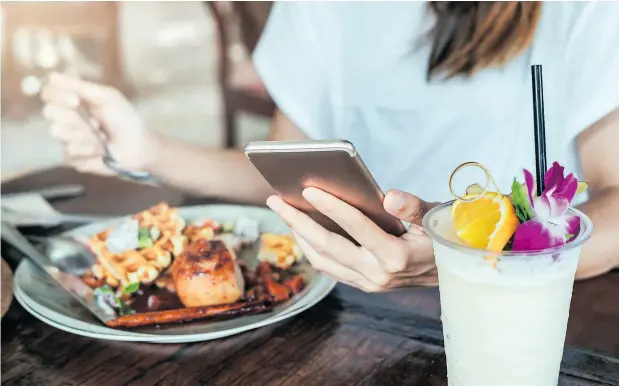  ?? GETTY IMAGES / ISTOCKPHOT­O ?? Research shows that distracted eating can result in greater food intake at that meal and even the following meal because we don’t recall how much we’ve eaten.